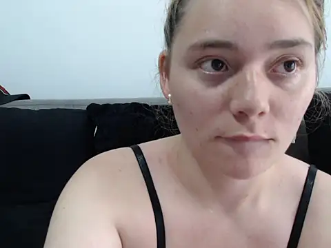 Melody  Lee online show from February 2025 05:54:02 PM