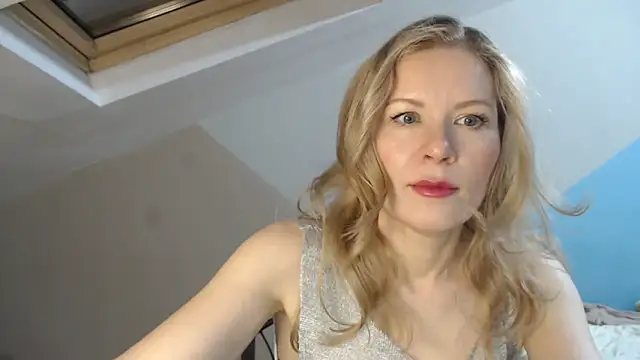 Snapshot of Juli_julyyy chatting on December 2024 11:45:01 PM Juli julyyy online show from December 2024 11:45:01 PM