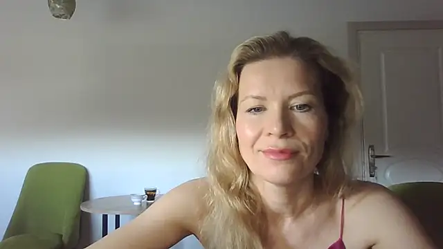 Snapshot of Juli_julyyy chatting on December 2024 07:55:01 AM Juli julyyy online show from December 2024 07:55:01 AM