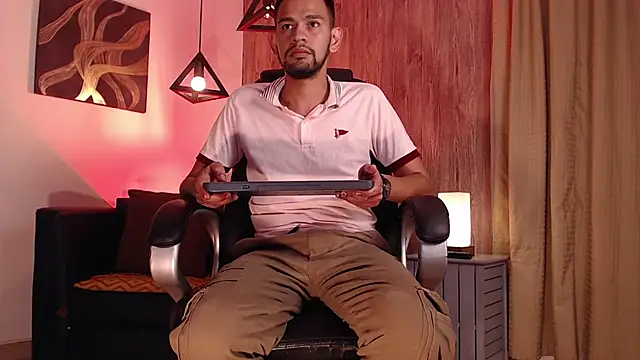 Snapshot of Bedobigcock chatting on January 2025 01:37:01 AM Bedobigcock online show from January 2025 01:37:01 AM