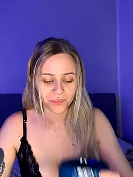 lunawolf21 online show from December 2025 07:26:02 AM