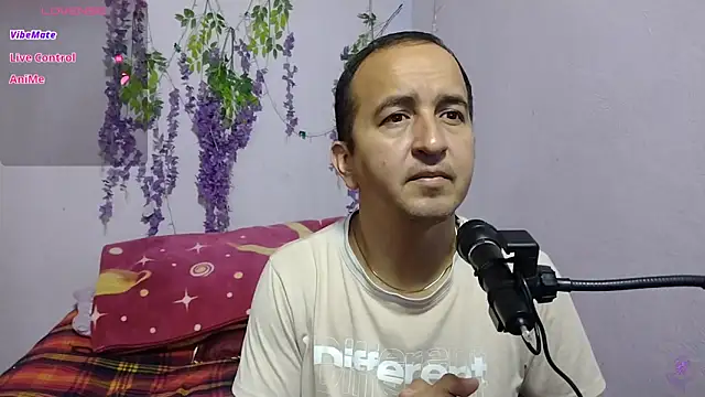 Snapshot of yazforeSolo chatting on September 2025 01:37:01 PM yazforeSolo online show from September 2025 01:37:01 PM