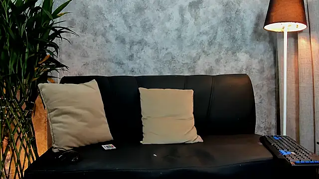 boyc022  online show from October 2025 11:32:02 AM