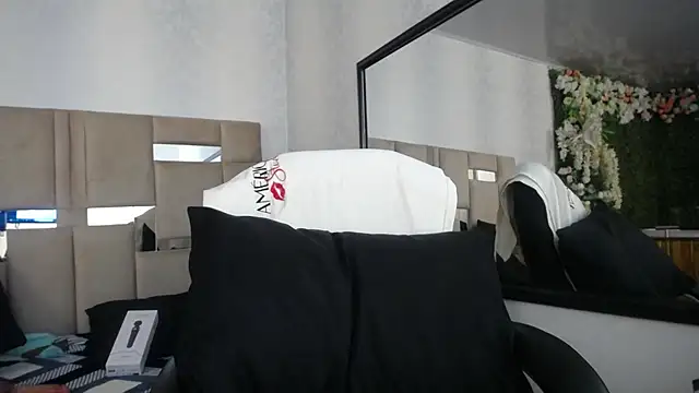 Snapshot of Queenjenn__ chatting on December 2024 02:11:02 PM Queenjenn online show from December 2024 02:11:02 PM