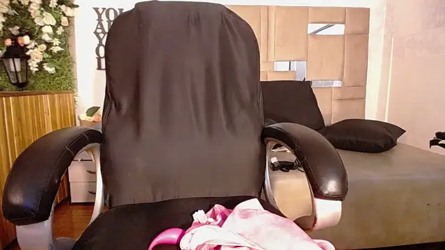 Snapshot of Queenjenn__ chatting on December 2024 05:07:02 PM Queenjenn online show from December 2024 05:07:02 PM