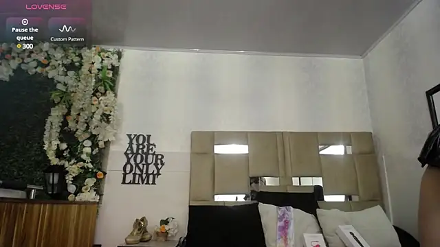 Snapshot of Queenjenn__ chatting on January 2025 03:19:01 PM Queenjenn online show from January 2025 03:19:01 PM