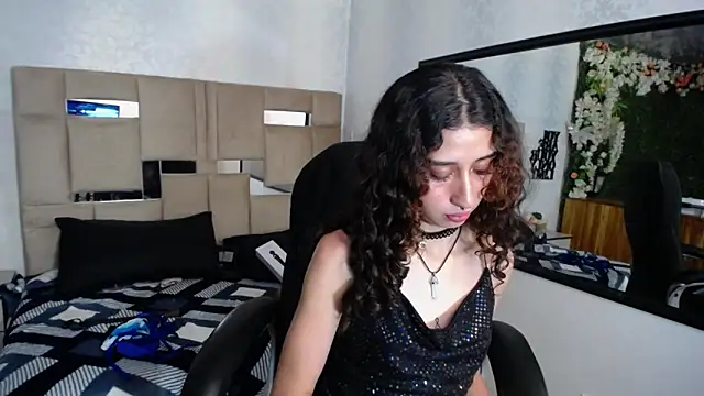 Snapshot of Queenjenn__ chatting on January 2025 02:43:01 PM Queenjenn online show from January 2025 02:43:01 PM