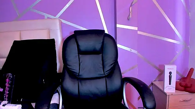 Snapshot of Queenjenn__ chatting on January 2025 05:02:02 PM Queenjenn online show from January 2025 05:02:02 PM