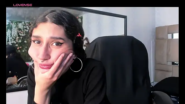 Snapshot of Queenjenn__ chatting on February 2025 03:24:02 PM Queenjenn online show from February 2025 03:24:02 PM
