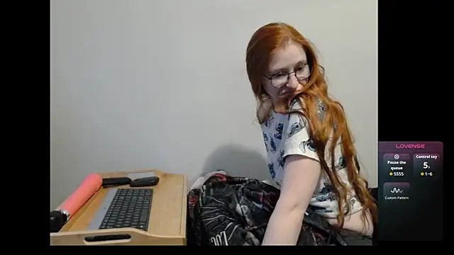 Snapshot of LilyFoxxx chatting on April 2026 05:43:02 AM LilyFoxxx online show from April 2026 05:43:02 AM
