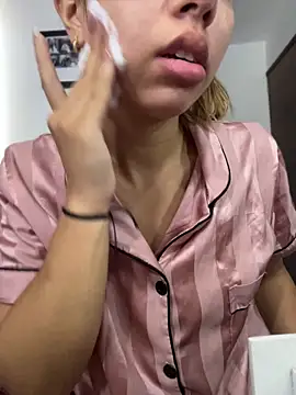 Snapshot of Aaliyah_Salma chatting on May 2026 03:52:02 PM Aaliyah Salma online show from May 2026 03:52:02 PM