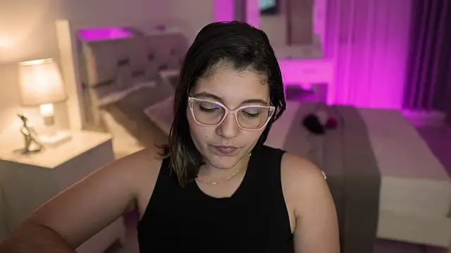Snapshot of Camilaa_bueno chatting on December 2024 01:48:01 AM Camilaa bueno online show from December 2024 01:48:01 AM