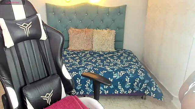 Any topless online show from March 2025 12:05:02 PM