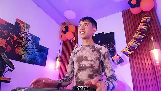 Noah Xitruxx online show from October 2025 02:58:02 AM