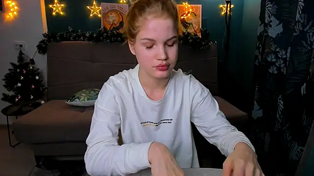 Snapshot of Xloe_Queen chatting on December 2024 06:33:01 PM Xloe Queen online show from December 2024 06:33:01 PM