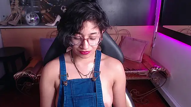 Lili Gomez  online show from October 2025 01:30:01 PM