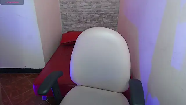 Lili Gomez  online show from October 2025 02:07:02 PM