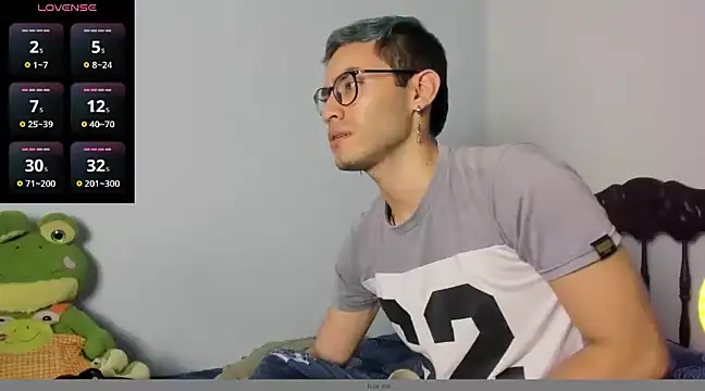 Snapshot of alexdesire chatting on December 2024 01:36:02 AM alexdesire online show from December 2024 01:36:02 AM