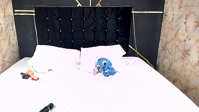 AmandaRobers online show from December 2024 05:37:01 PM