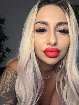 Snapshot of GoldenAmber chatting on November 2025 07:06:01 PM GoldenAmber online show from November 2025 07:06:01 PM