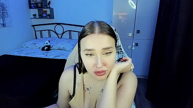 LinaTruly online show from November 2025 10:04:01 PM