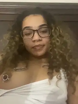 Snapshot of 1prettygem chatting on December 2024 03:11:02 AM 1prettygem online show from December 2024 03:11:02 AM