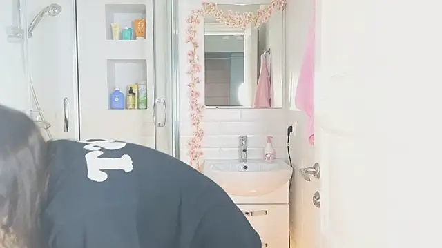 Mia Mia M online show from March 2025 05:42:02 AM