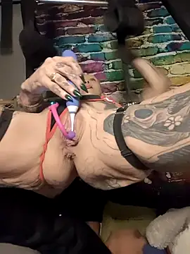 MommyMisfit online show from December 2025 01:01:02 AM