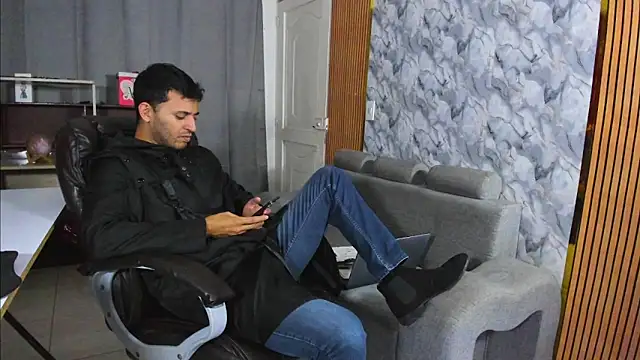 Snapshot of Hideintheoffice chatting on February 2026 03:33:02 AM Hideintheoffice online show from February 2026 03:33:02 AM