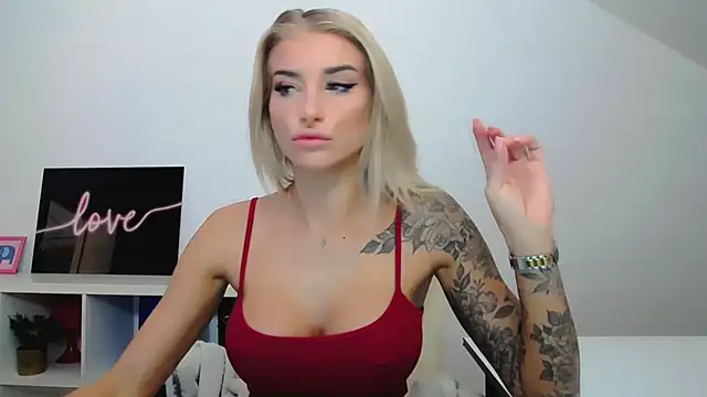 Lia Benini online show from February 2025 01:10:01 PM