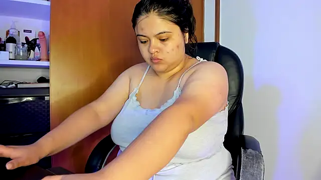 Snapshot of lizzie_c chatting on February 2025 09:41:01 AM lizzie c online show from February 2025 09:41:01 AM