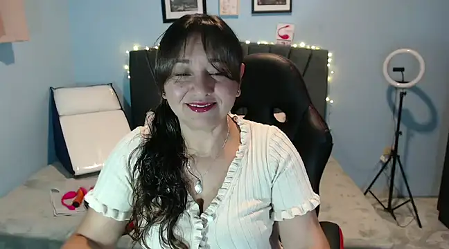 Snapshot of AngelRouss chatting on January 2025 09:45:02 AM AngelRouss online show from January 2025 09:45:02 AM