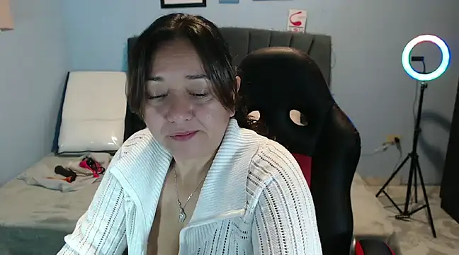 Snapshot of AngelRouss chatting on January 2025 01:54:01 PM AngelRouss online show from January 2025 01:54:01 PM