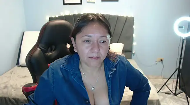 Snapshot of AngelRouss chatting on January 2025 10:07:02 AM AngelRouss online show from January 2025 10:07:02 AM