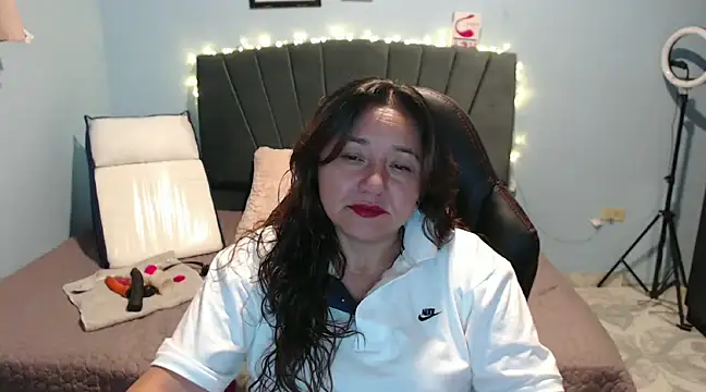 Snapshot of AngelRouss chatting on February 2025 01:23:01 AM AngelRouss online show from February 2025 01:23:01 AM