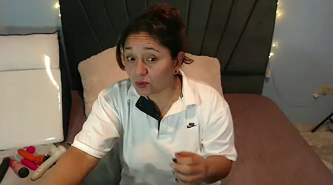 Snapshot of AngelRouss chatting on February 2025 04:24:02 AM AngelRouss online show from February 2025 04:24:02 AM