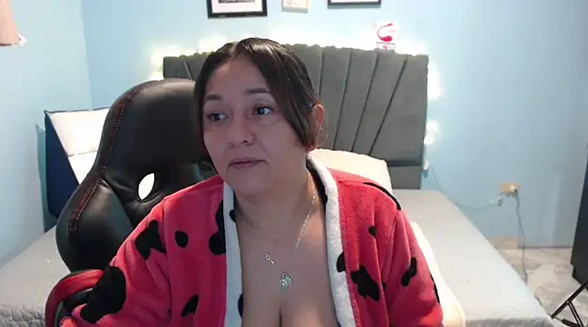 Snapshot of AngelRouss chatting on February 2025 09:32:02 AM AngelRouss online show from February 2025 09:32:02 AM