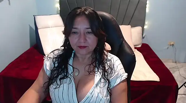 Snapshot of AngelRouss chatting on February 2025 01:18:02 PM AngelRouss online show from February 2025 01:18:02 PM