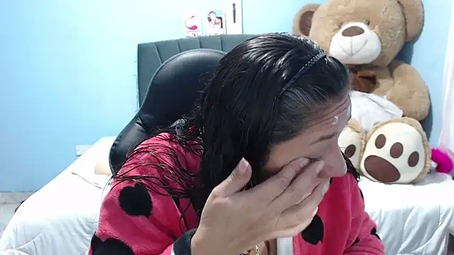 Snapshot of AngelRouss chatting on September 2025 10:37:01 PM AngelRouss online show from September 2025 10:37:01 PM