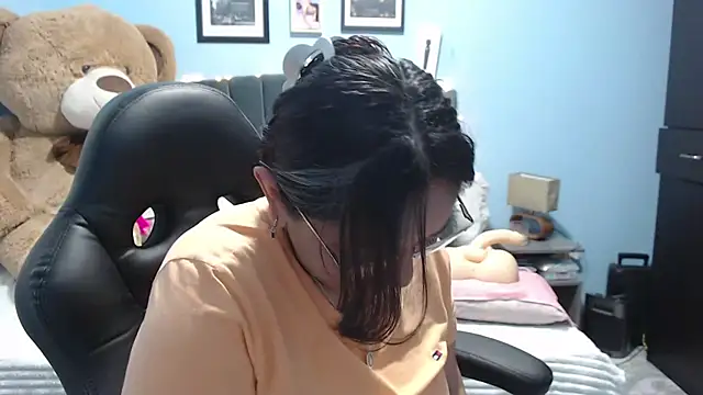 Snapshot of AngelRouss chatting on October 2025 03:18:01 AM AngelRouss online show from October 2025 03:18:01 AM