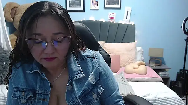 Snapshot of AngelRouss chatting on November 2025 01:30:02 AM AngelRouss online show from November 2025 01:30:02 AM