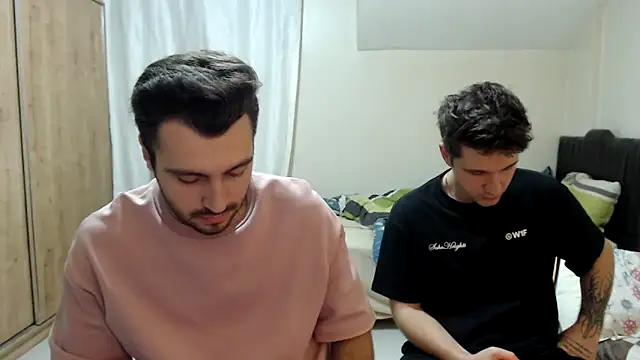 handsomeee04 online show from September 2025 07:57:01 PM