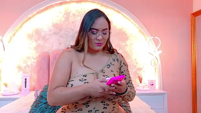 MiaLaurents online show from November 2025 05:05:01 AM