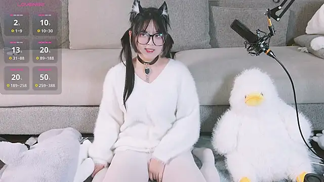 Yu UwU  online show from February 2025 02:43:01 PM