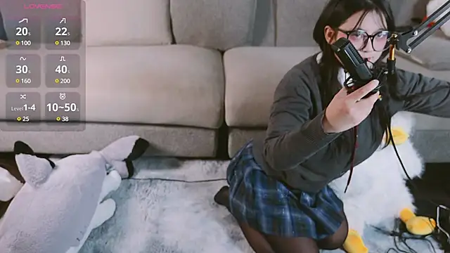 Yu UwU  online show from February 2025 02:42:01 PM