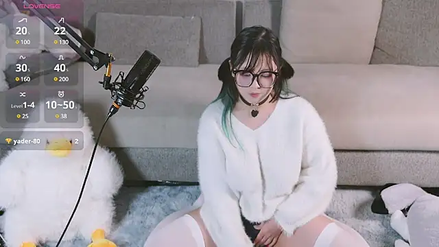 Yu UwU  online show from February 2025 12:49:02 PM