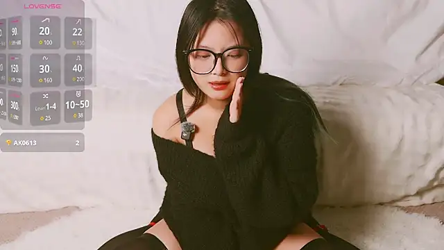 Yu UwU  online show from March 2025 12:44:02 PM