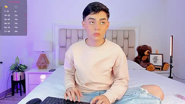 Maxi little online show from December 2025 09:23:02 PM