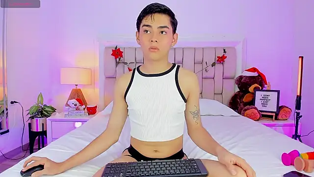 Maxi little online show from December 2025 08:26:01 PM