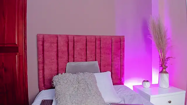 Snapshot of EloiseQuinn chatting on November 2025 02:06:01 PM EloiseQuinn online show from November 2025 02:06:01 PM